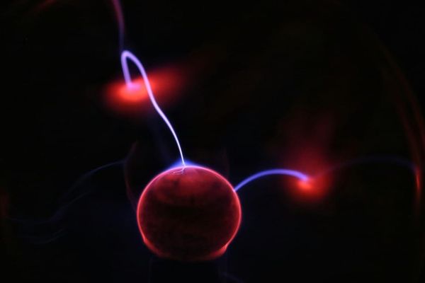 Esfera de plasma rosa con arcos eléctricos — energía del salto cuántico y alineación de alta vibración en la manifestación