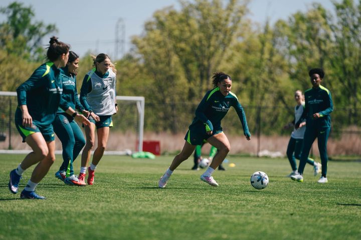Sofia Cantore, Rebeca Bernal, Molly Skurcenski, Trinity Rodman, and Tamara Bolt all participate in a scrimmage at training.