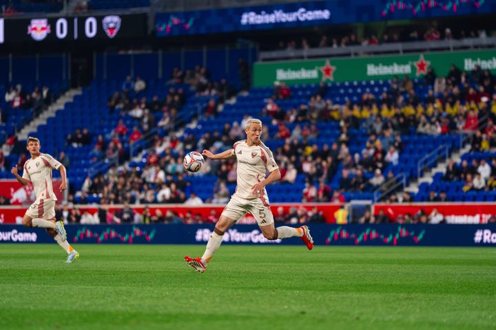 Silvan Hefti looks upfield as the ball arrives during D.C. United's draw against the New York Red Bulls.