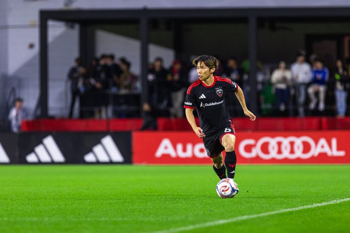 Keisuke Kurokawa carries the ball up the field for D.C. United against Orlando City.