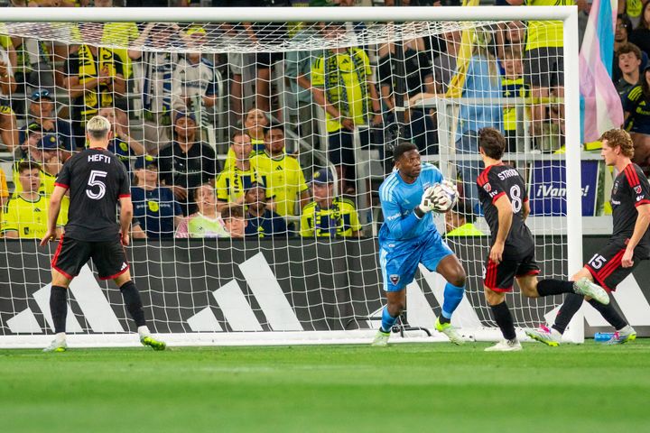 Sean Johnson looks to distribute upfield during D.C. United's draw at Nashville SC.