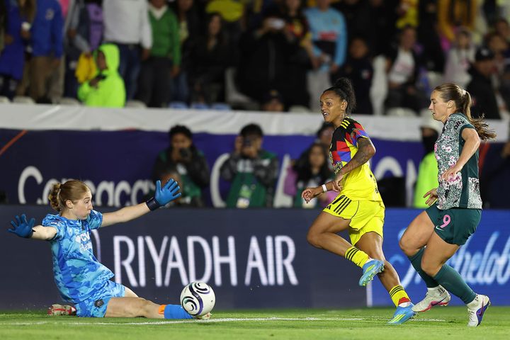 Geyse watches as her shot rolls past Sandy MacIver during the Washington Spirit's loss to Club América.
