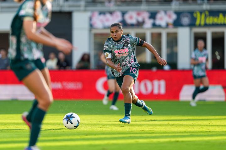 Leicy Santos dribbles the ball during the Washington Spirit's game against the North Carolina Courage.