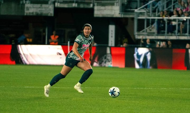 Kate Wiesner looks upfield while dribbling during a game between the Washington Spirit and Kansas City Current.