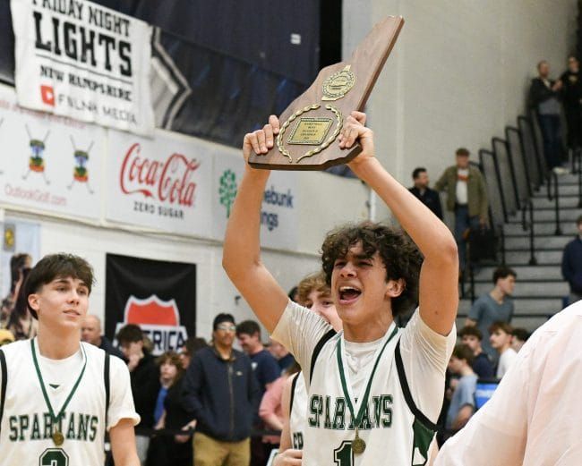 Pembroke boys basketball survives Sanborn come back to win D2 championship (video)