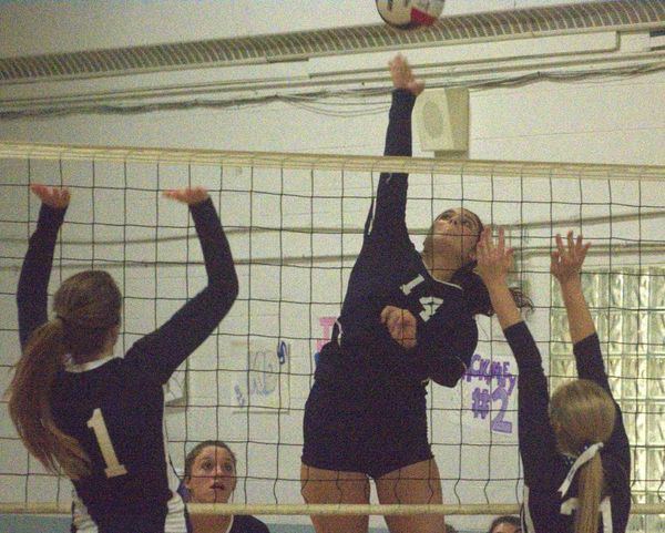 Windham girls volleyball rallies to beat Milford