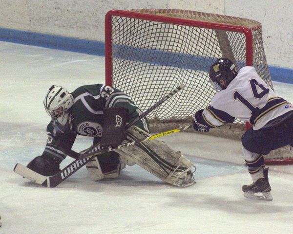 Late goal lifts Windham boys hockey past Dover