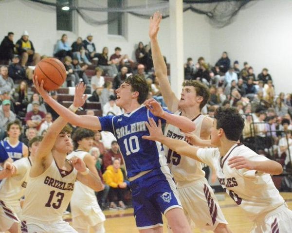 Salem boys basketball hangs on to beat Goffstown (video)