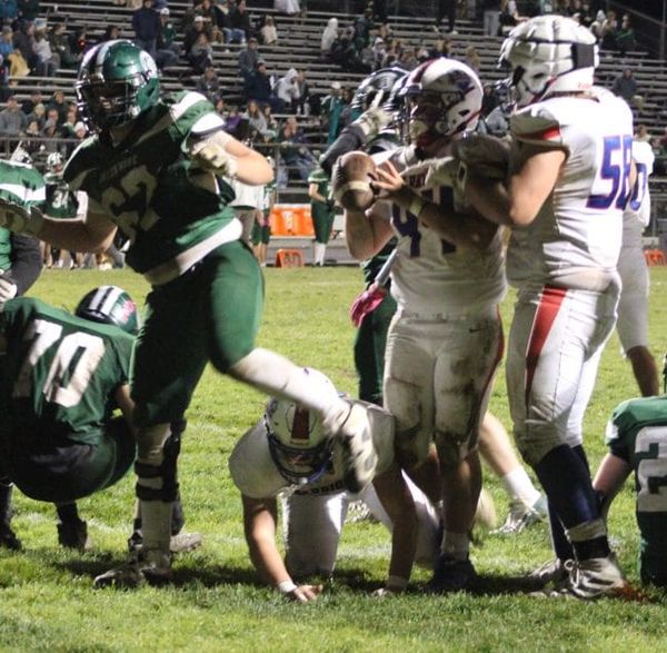 Winnacunnet football beats Dover to wrap up playoff spot