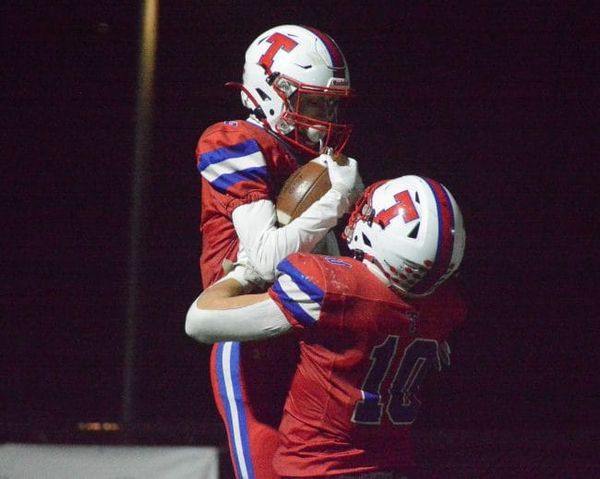 Late first-half burst lifts Trinity football past Bow in D2 playoffs (video)