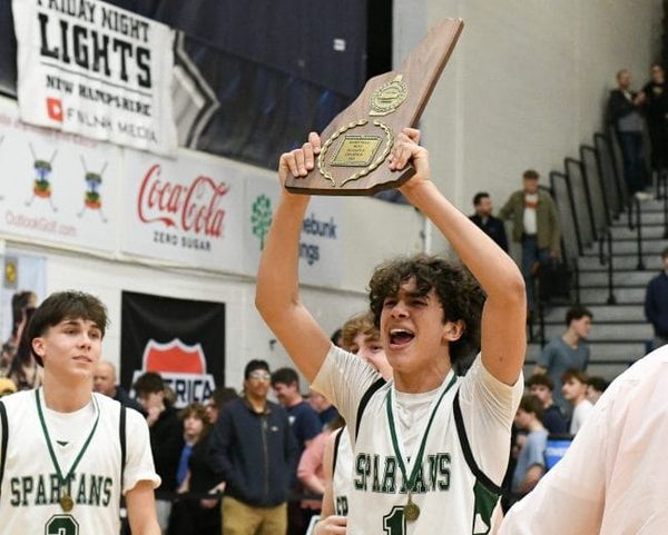 Pembroke boys basketball survives Sanborn come back to win D2 championship (video)
