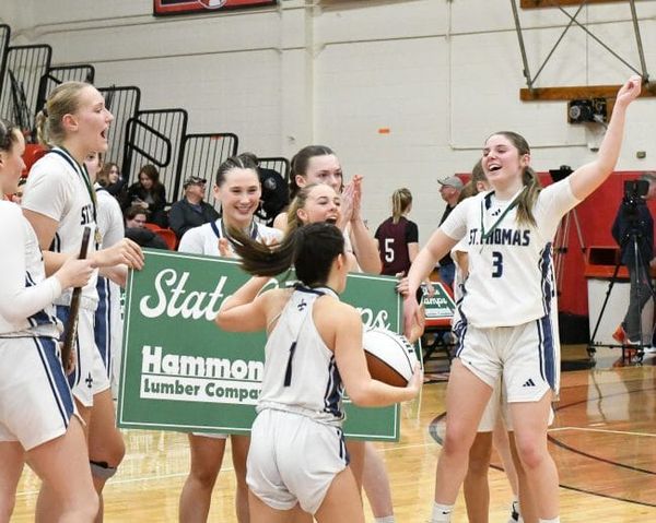 St. Thomas girls basketball completes undefeated season with win over Fall Mountain in D3 final (video)