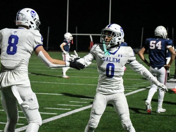 Salem knocks off Manchester Memorial in D1 football quarterfinals (video)