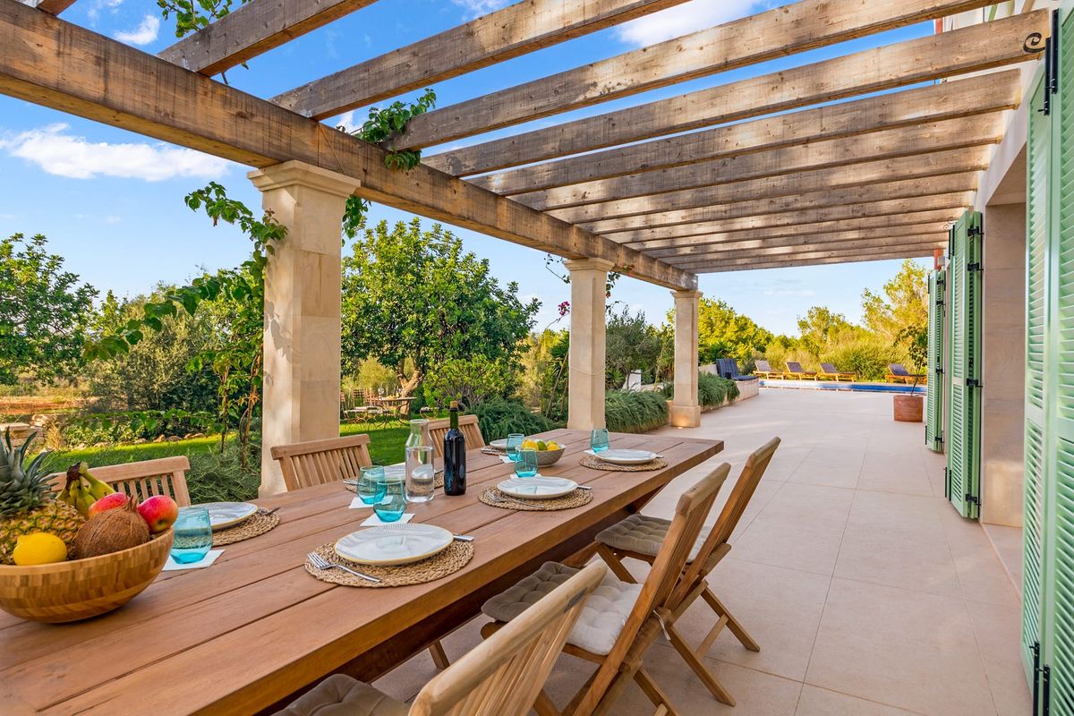 How to Design a Resort-Style Backyard (Helpful Examples)