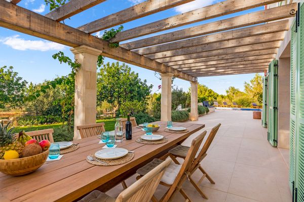 Designing a Resort-Caliber Outdoor Kitchen and Dining Space