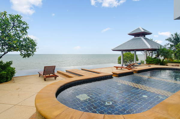 Destination Clubs vs Luxury Home Exchange: What a Year Actually Includes