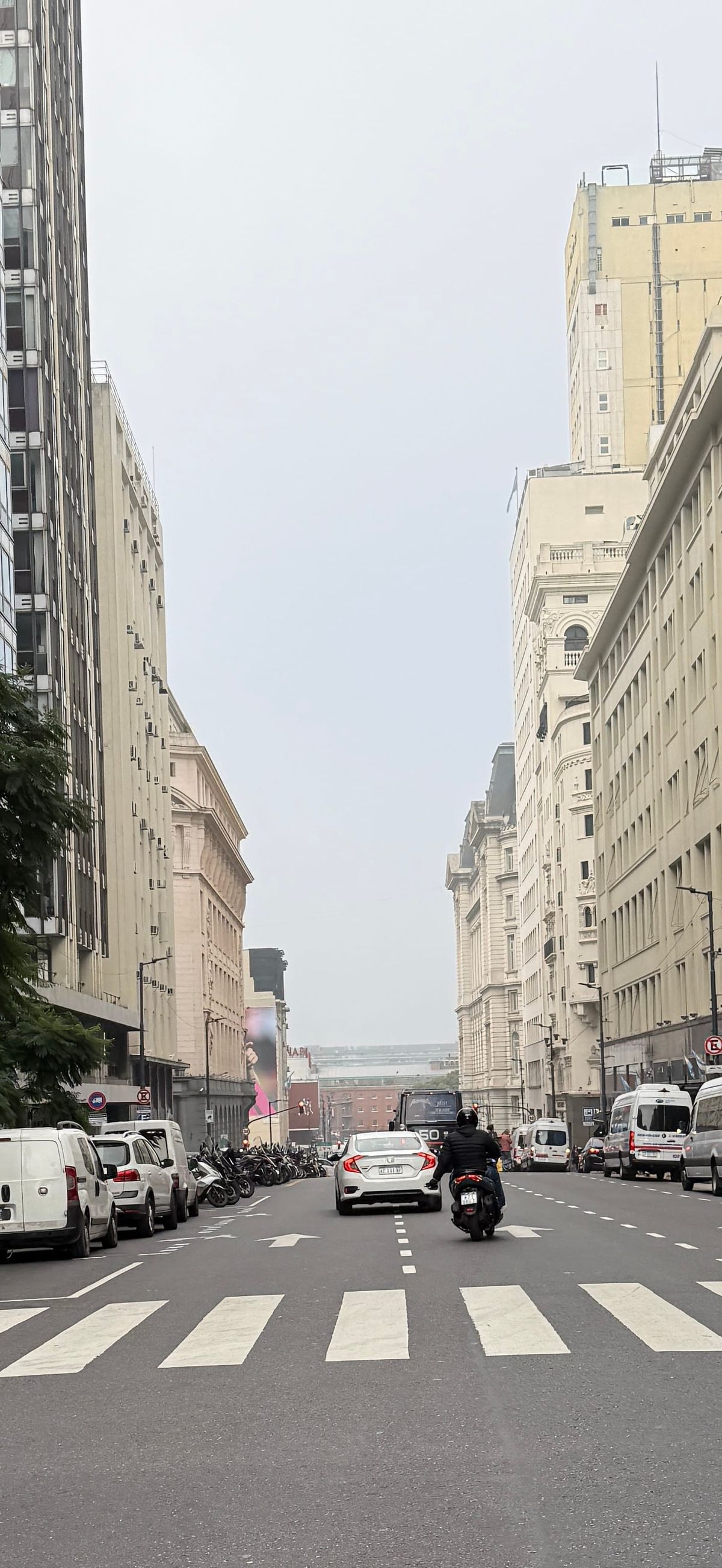 "AHORA: niebla densa en Buenos Aires — foto exclusiva desde el microcentro"