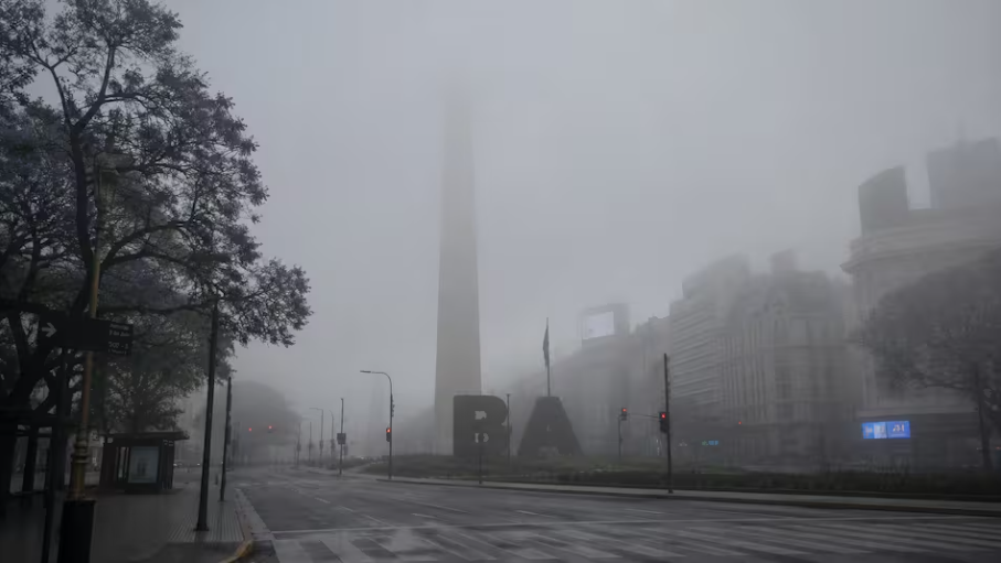 La niebla no afloja en Buenos Aires: alertas vigentes y cómo impacta en el tránsito