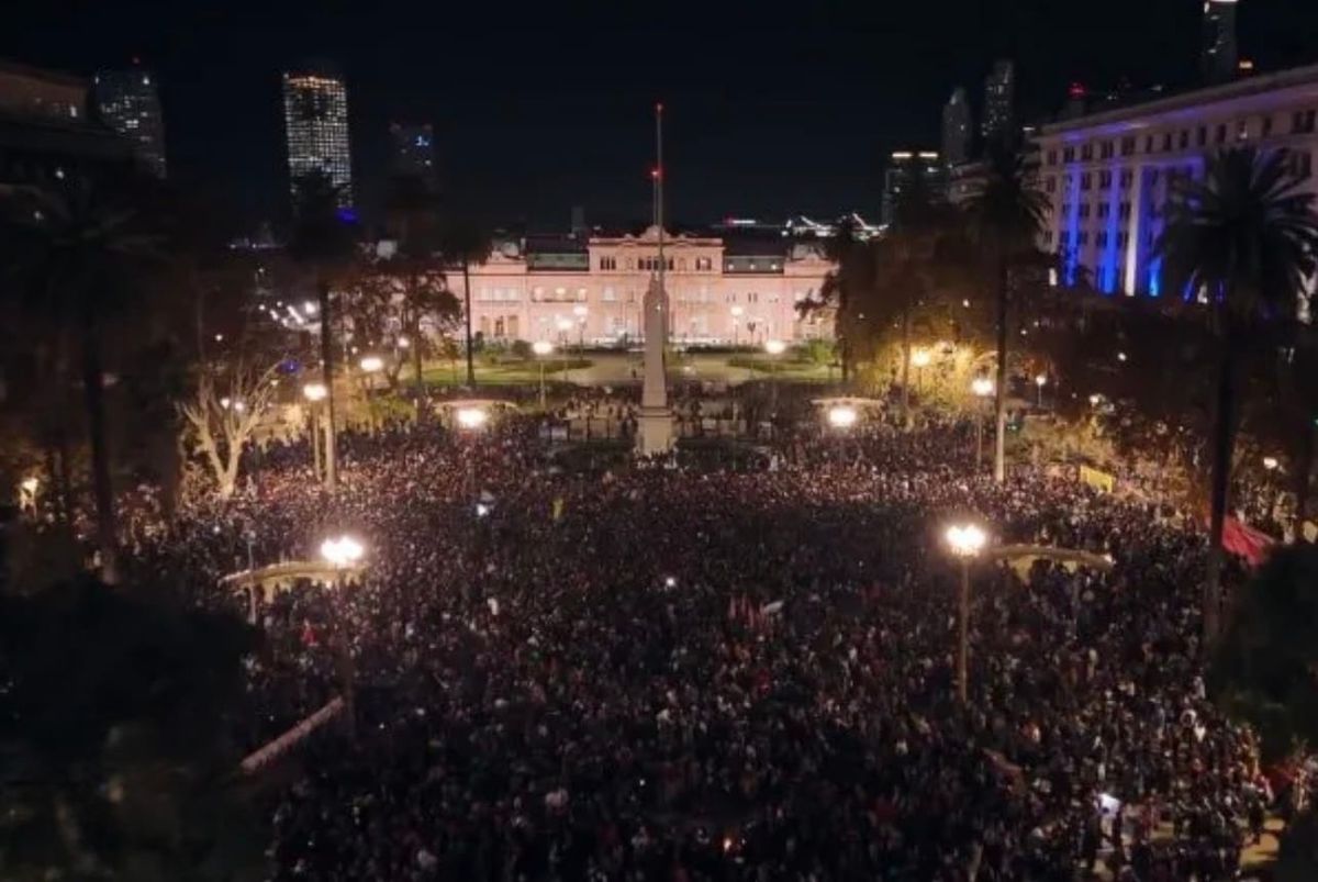 La misa ricotera que nadie convocó y todos fueron: Plaza de Mayo despidió al Indio con gases, canciones y un altar improvisado