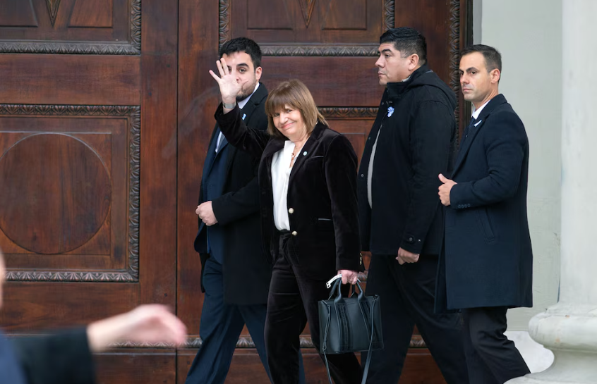 Bullrich canceló la visita de Adorni al Senado y él la contradijo en público: el papelón que expuso la interna del Gobierno