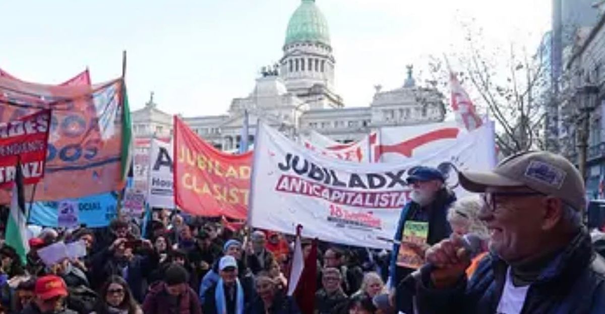 La CGT acompañó la marcha de los jubilados pero el debut de su plan de lucha fue flojo: poca gente, líderes ausentes y media hora en la calle