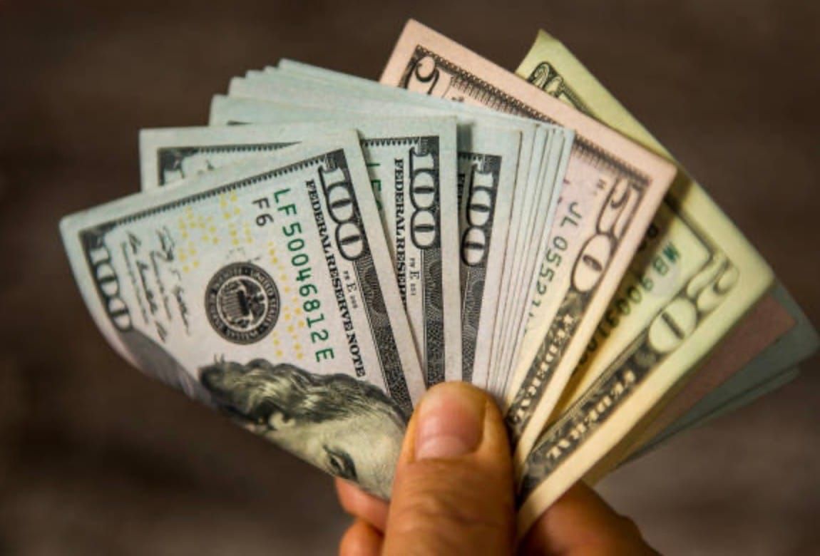 El dólar blue subió $5 y el riesgo país se mantiene en 490 puntos