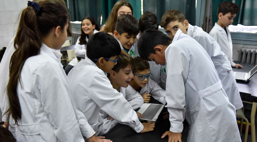 Cada vez más chicos usan IA para hacer la tarea: la Ciudad ya la hace obligatoria en las escuelas