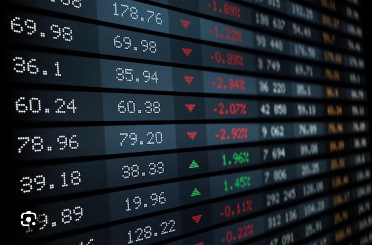 El riesgo país cerró en 586 puntos y el REM del BCRA prevé recesión técnica