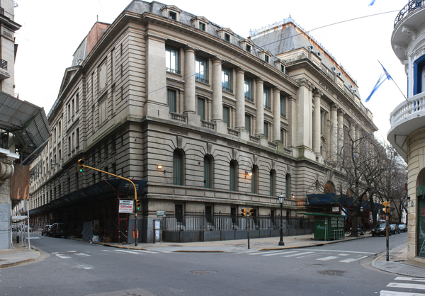 El Nacional Buenos Aires levantó la toma pero el Pellegrini sigue — el conflicto universitario no para