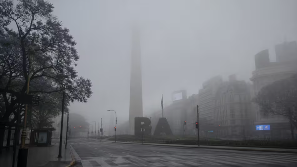 La niebla no afloja en Buenos Aires: alertas vigentes y cómo impacta en el tránsito