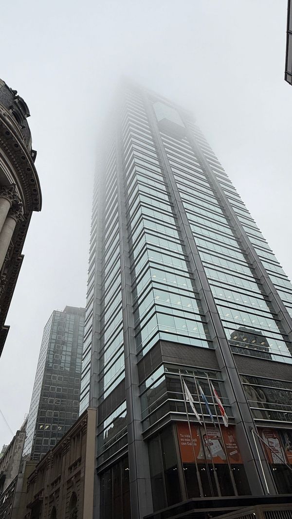 La niebla no se va: lleva días cubriendo Buenos Aires y este jueves sigue intensa en el Microcentro