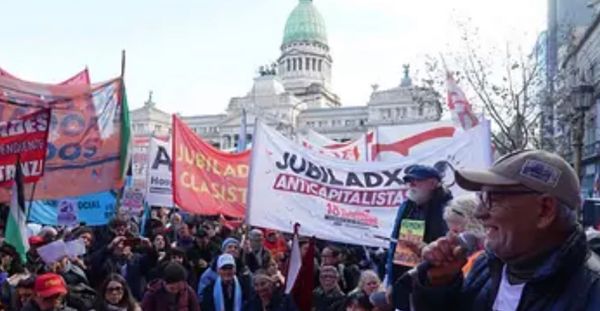 La CGT acompañó la marcha de los jubilados pero el debut de su plan de lucha fue flojo: poca gente, líderes ausentes y media hora en la calle