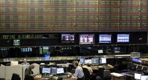 El riesgo país cortó una racha de 11 subas seguidas y cayó a 607 puntos