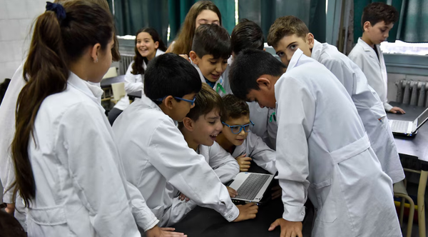 Cada vez más chicos usan IA para hacer la tarea: la Ciudad ya la hace obligatoria en las escuelas