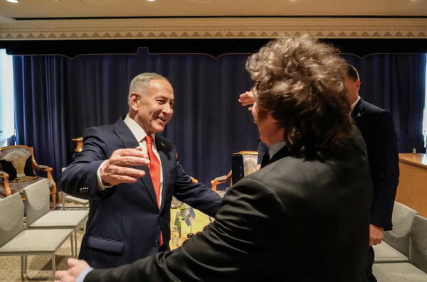 Milei cerró su gira en la ONU con un abrazo a Netanyahu, en medio de un vaciamiento masivo de la sala