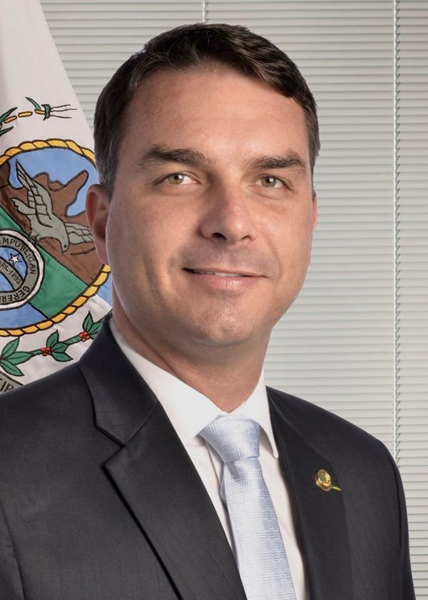 Flávio Bolsonaro dio la sorpresa en la primera vuelta de las elecciones en Brasil