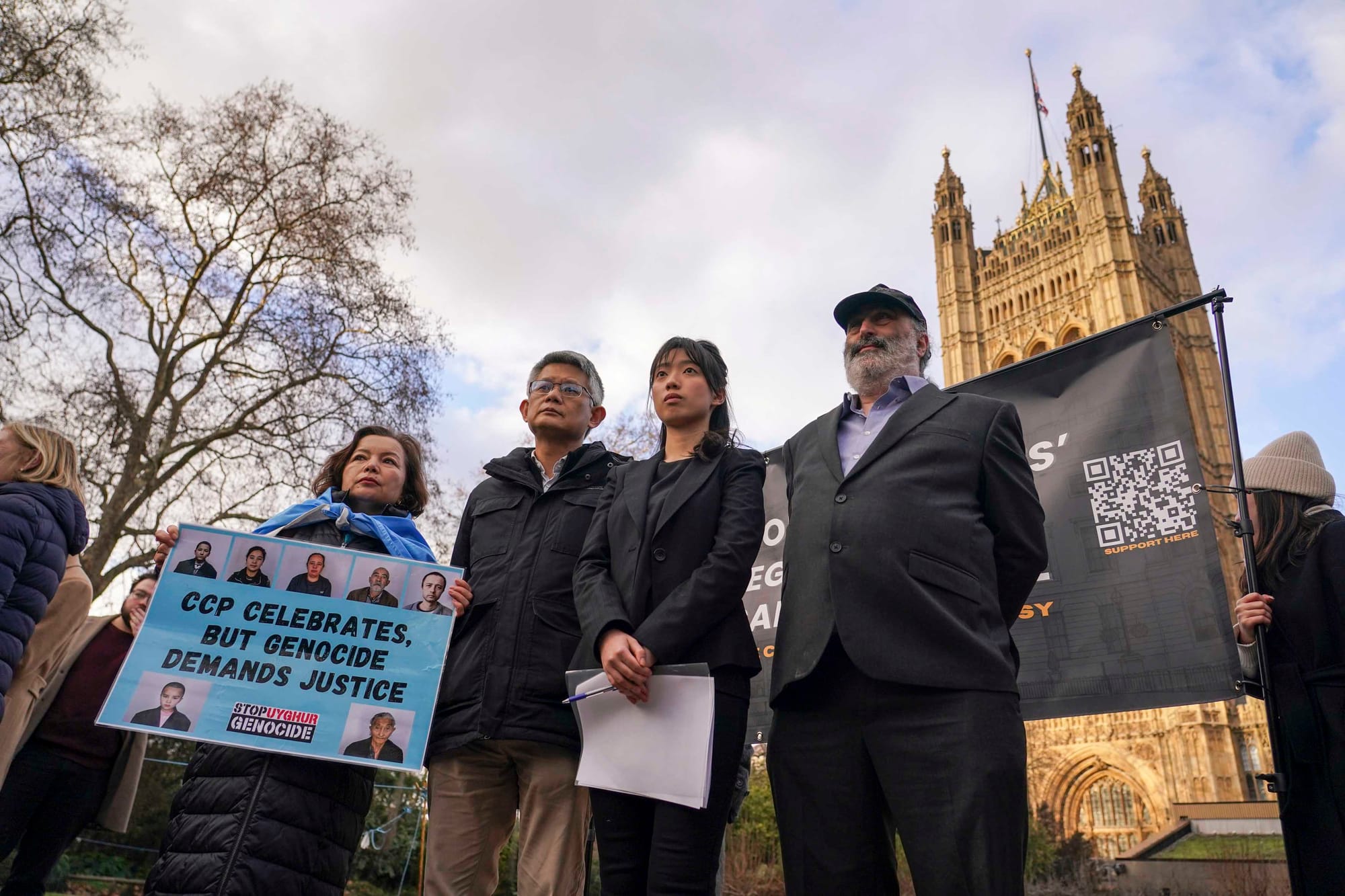 2026年1月20日,英國倫敦威斯敏斯特,人們舉著橫幅抗議擬建中國新大使館。攝:Alberto Pezzali/AP/達志影像