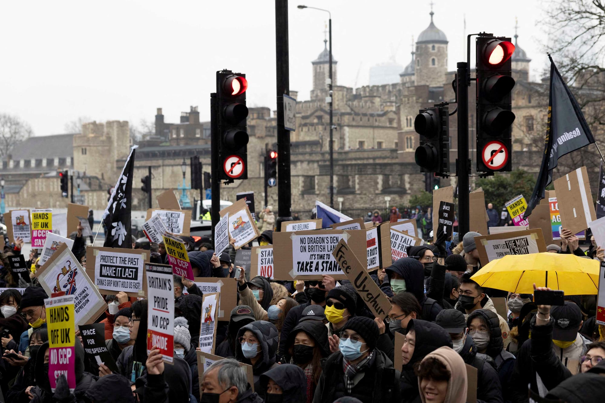 2025年2月8日,英國倫敦皇家鑄幣局外,來自不同團體的示威者抗議反對擬建中國新大使館。攝:Carlos Jasso/Reuters/達志影像
