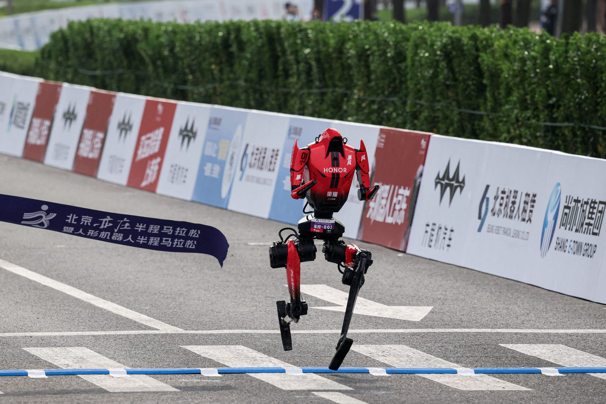 【華爾街日報】中國機器人跑贏半程馬拉松人類紀錄，賽程中曾一度跌倒