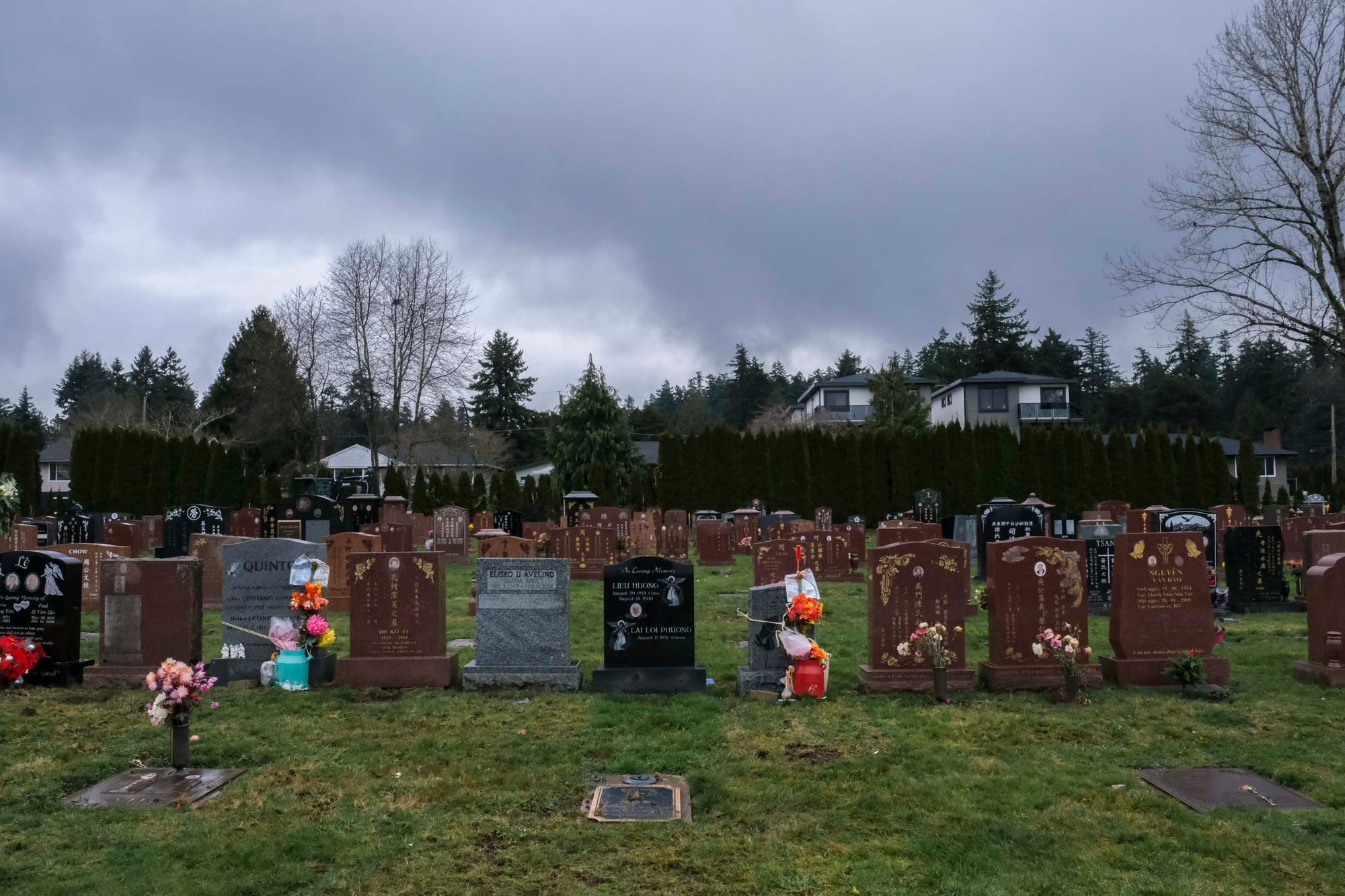 從滿洲區到異鄉生根，華人移民用墓碑定位「家」｜端聞 Podcast