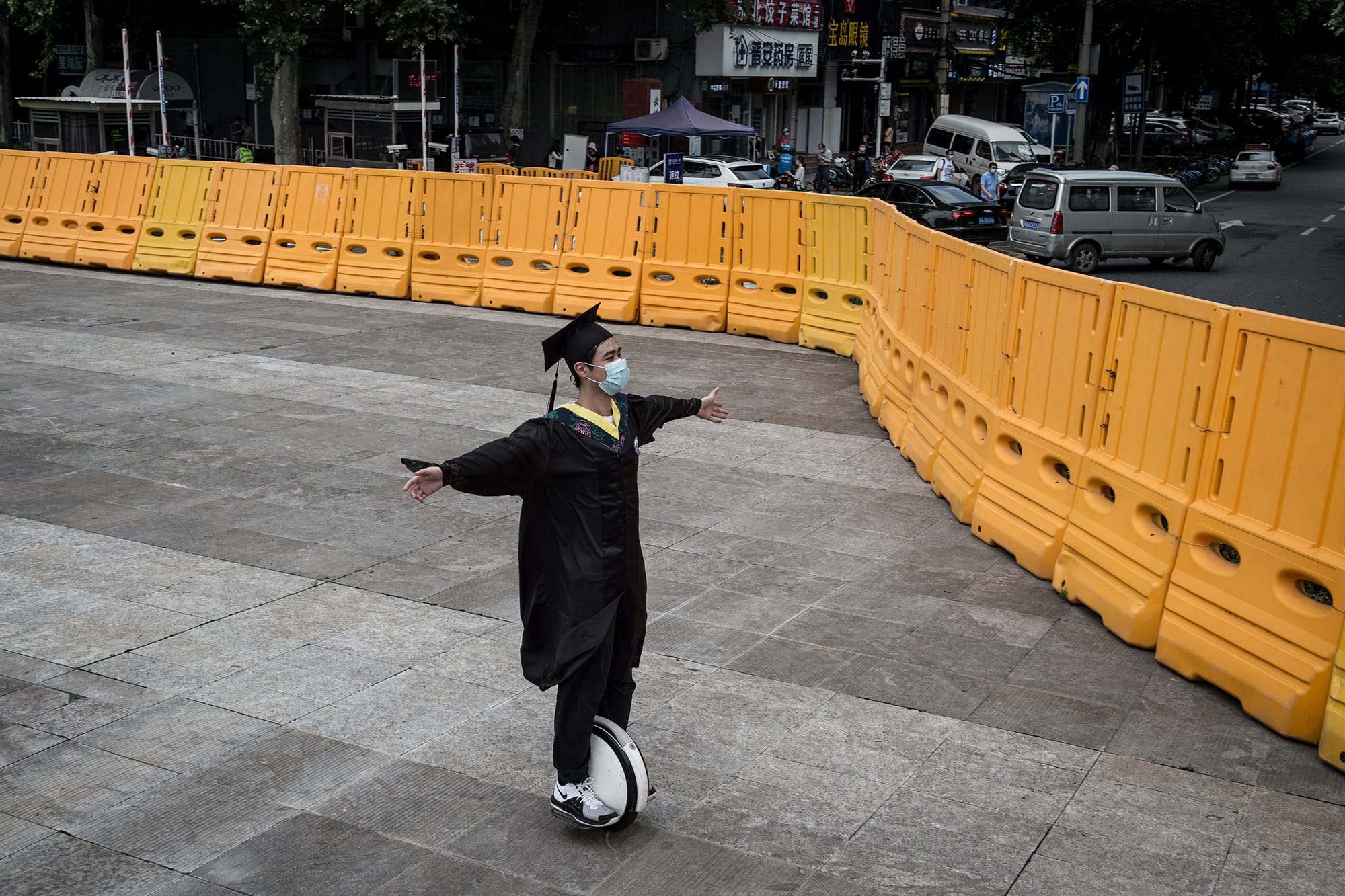 生存是唯一目的：大學「高中化」下的「晚熟」一代