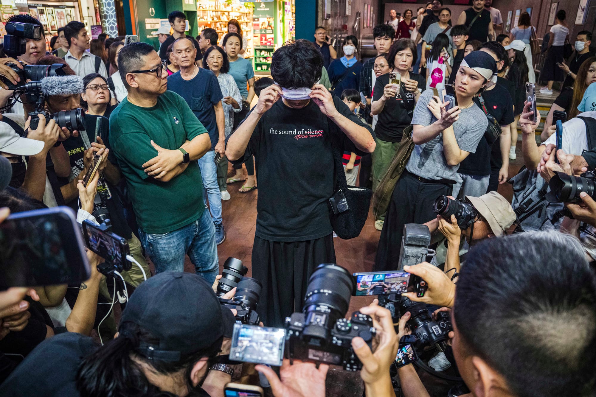 六四37週年：維園七年無燭光，市民園內散步致哀，行為藝術悼念被阻｜Whatsnew