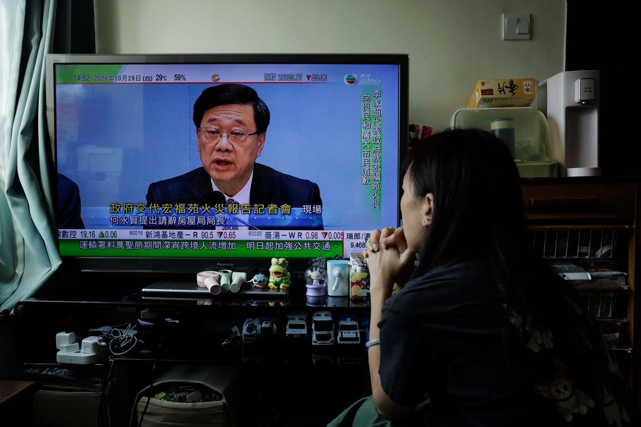 Photo : 端傳媒Initium Media Incendie de Wang Fuk Court : John Lee présente ses excuses et annonce une démission