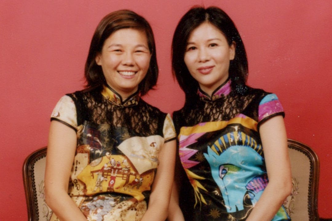 左：妹妹王惠芬；右：姐姐王惠敏（「家庭照相館」的影樓照）