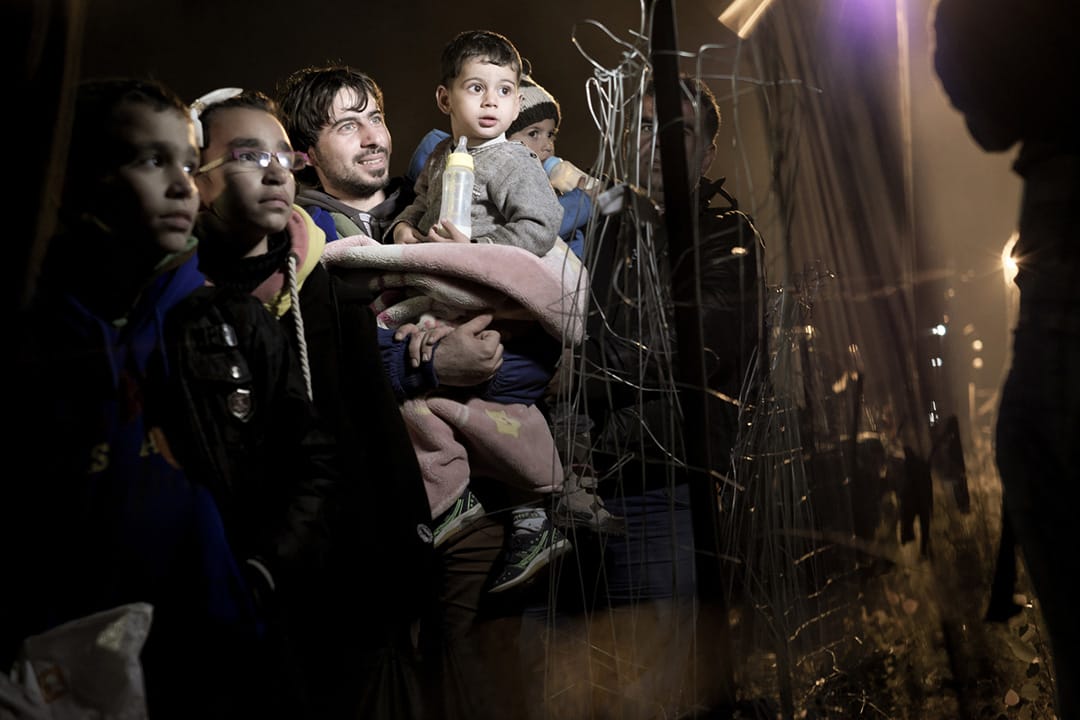 2015年11月26日，马其顿 Idomeni,小镇，叙利亚难民聚集于一围墙外。摄：Ashley Gilbertson / VII Photo for UNICEF