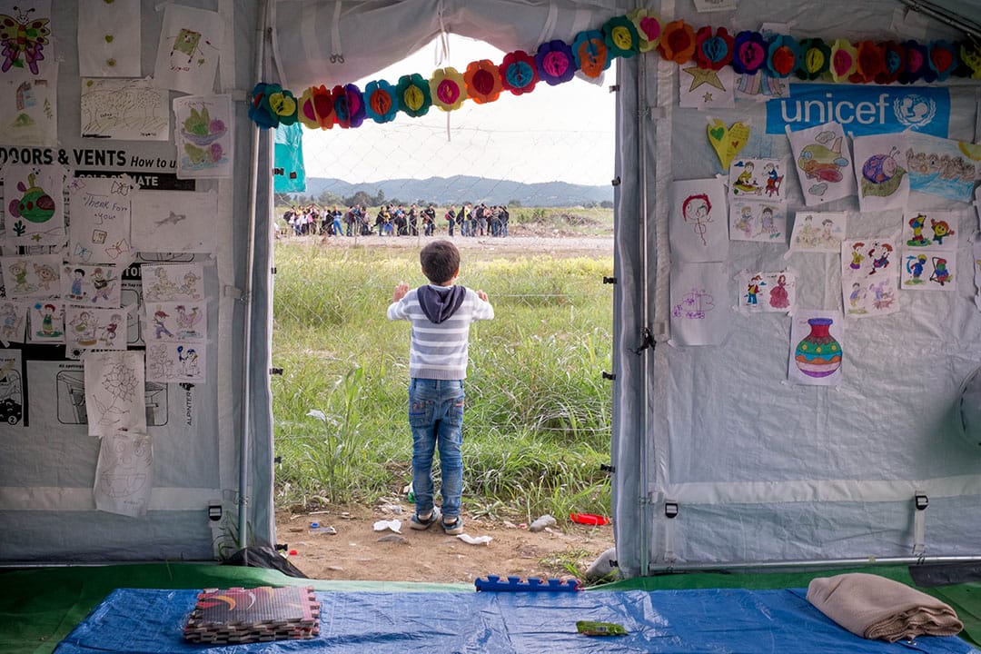 2015年10月2日，马其顿，每天大约有五千至一万人经过该位处马其顿Gevgelija小镇的难民中转营。图为一名孩童正于营内由联合国儿童基金会设立的儿童中心玩乐。摄：Ashley Gilbertson / VII Photo for UNICEF