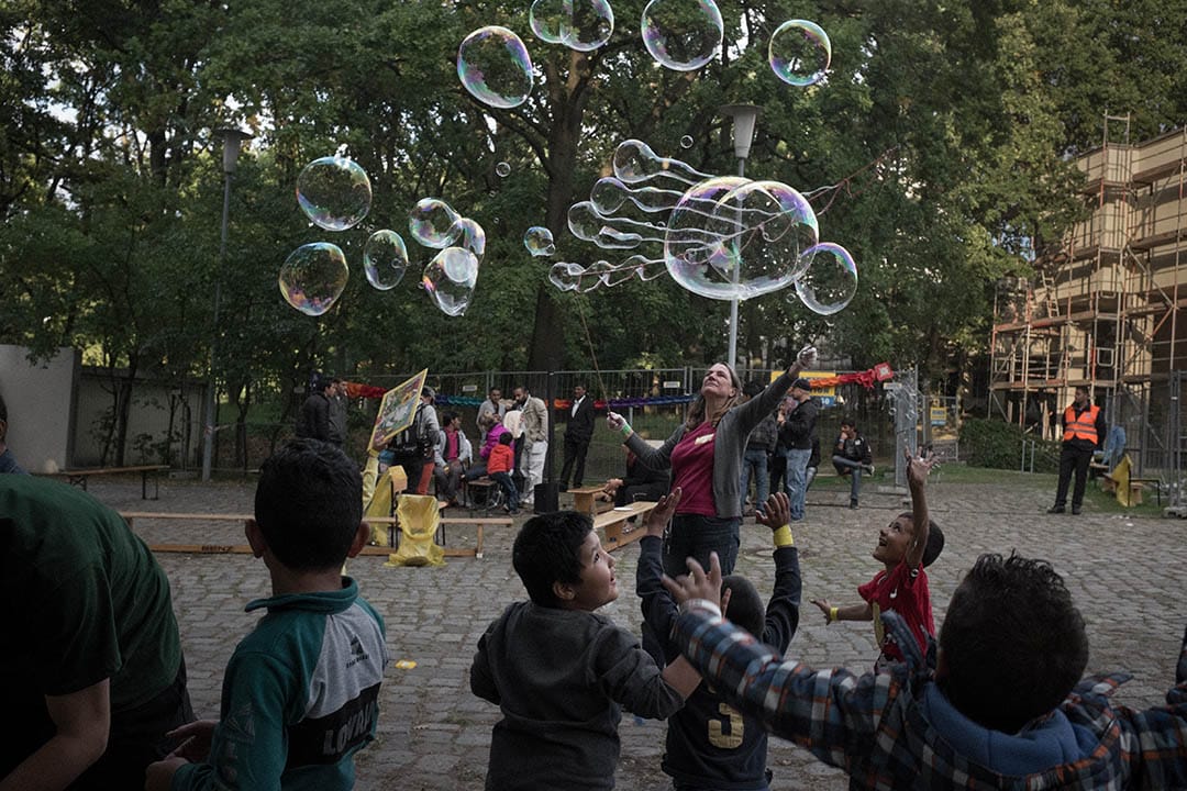 2015年9月24日，柏林，难民与德国居民一起庆祝古尔邦节 (Eid al-Adha)，该节日为穆斯林世界的重要节庆之一。 摄：Ashley Gilbertson / VII Photo for UNICEF