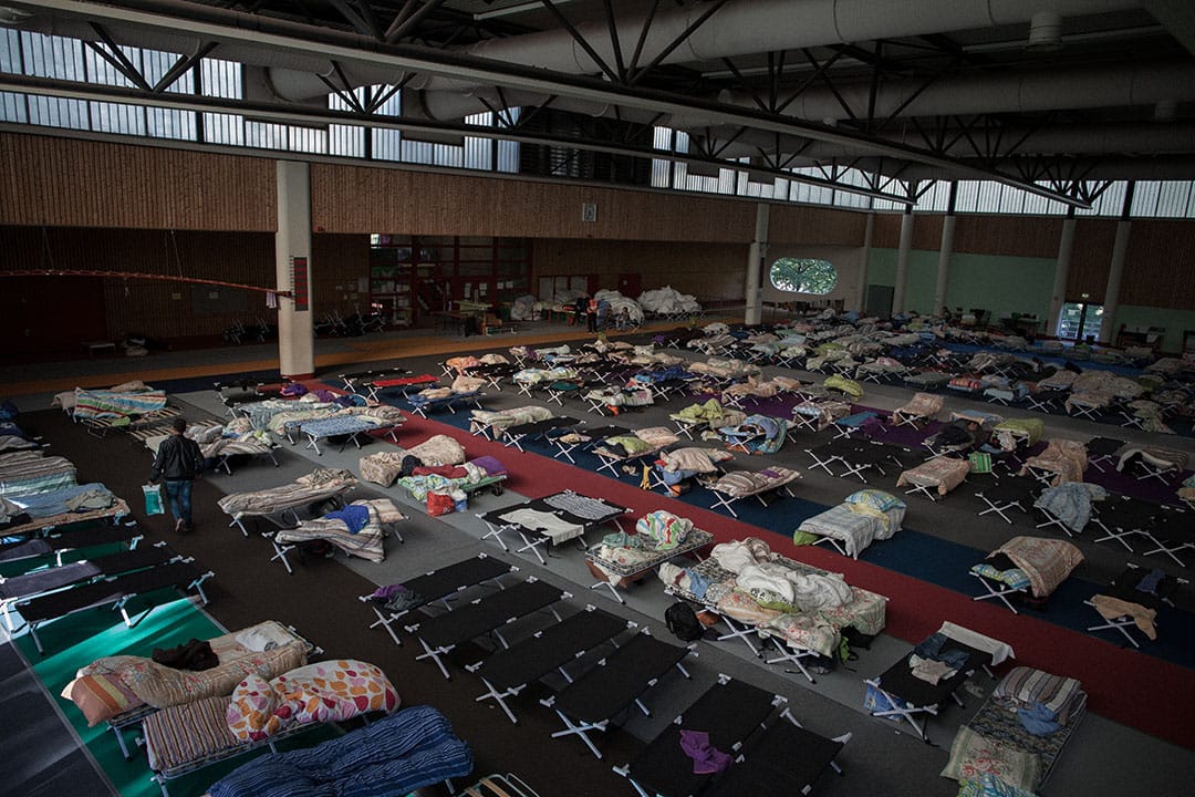 2015年9月24日，柏林，德国的非政府组织于奥林匹亚体育场内设立紧急难民营，以供来自伊拉克、叙利亚，巴基斯坦等地区的难民入住。摄：Ashley Gilbertson / VII Photo for UNICEF