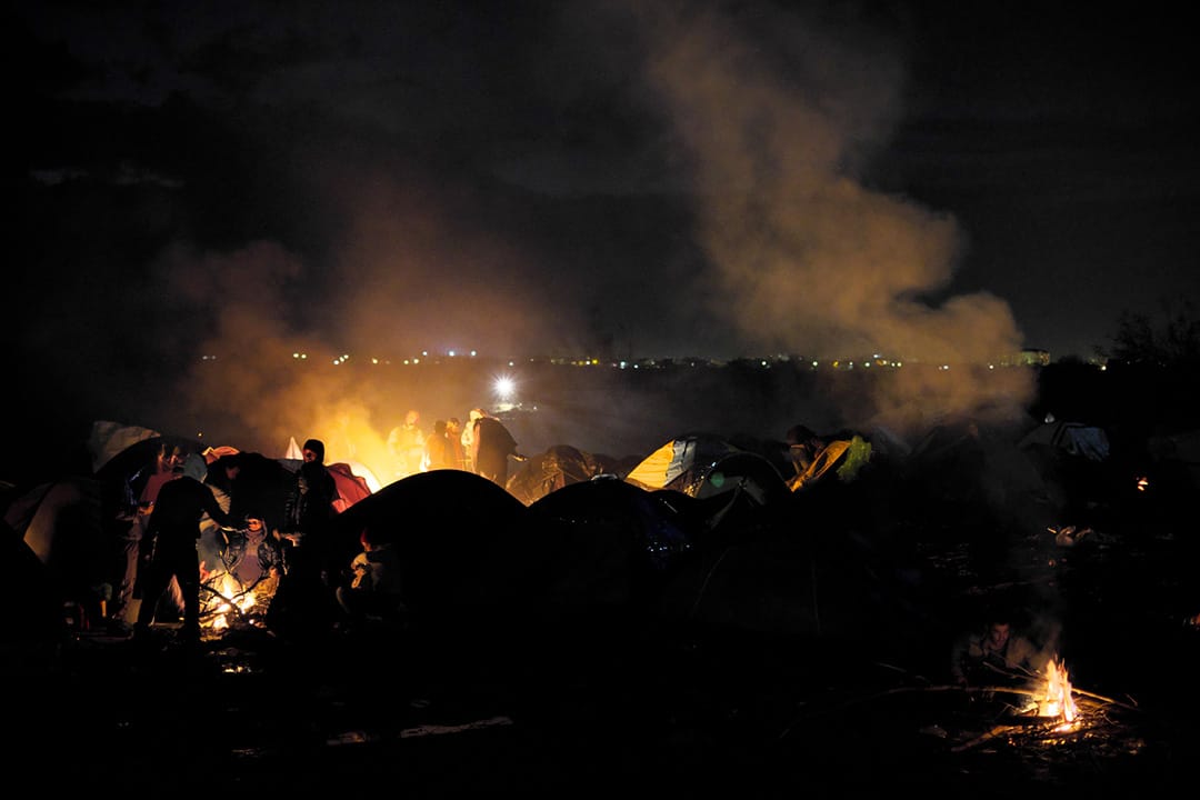 2015年11月26日，马其顿 Idomeni,小镇，滞留的难民在帐蓬外生火取暖。攝：Ashley Gilbertson / VII Photo for UNICEF