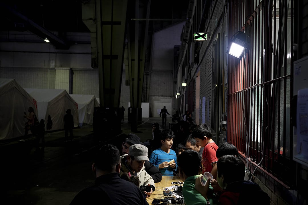 2015年12月11日,柏林, 德国政府与志愿组织合作，于废弃了的滕珀尔霍夫机场 (Templehof) 设立难民营。同时，联合国儿童基金会将与德国政府及其他非政府组织商讨，计划向难民营内的儿童提供教育及社会支援服务。图为孩童正于难民营内玩耍。摄：Ashley Gilbertson / VII Photo for UNICEF